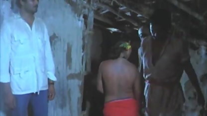 नौकरानी Peeing में सार्वजनिक सेक्स फिल्म मूवी जगह