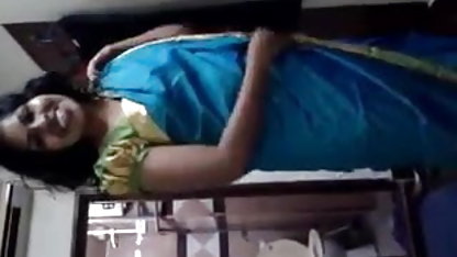 बड़ी चतुराई से सेक्सी हिंदी मूवी वीडियो चूसना